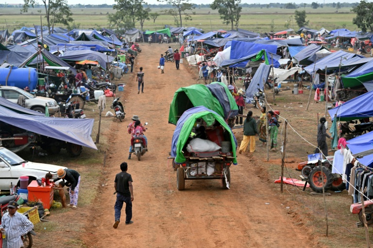 Des personnes ayant dû fuir les combats arrivent dans un camp de fortune dans la province d'Oddar Meanchey, au Cambodge, le 11 décembre 2025