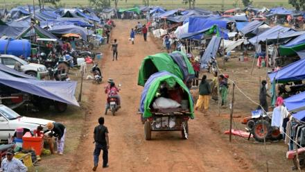 Des personnes ayant dû fuir les combats arrivent dans un camp de fortune dans la province d'Oddar Meanchey, au Cambodge, le 11 décembre 2025