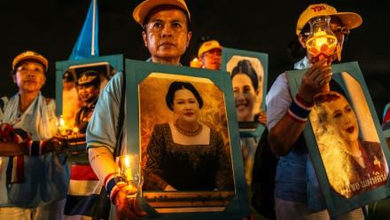 Des partisans de la famille royale tiennent des portraits de la reine mère Sirikit, décédée vendredi, ici le 12 août 2025 à Bangkok
