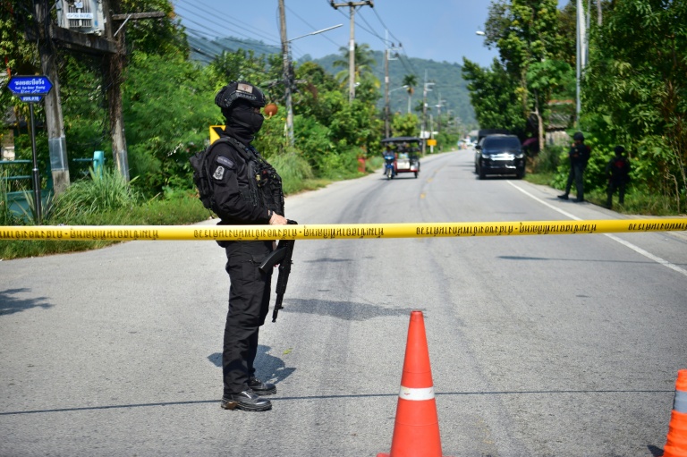 Des soldats thailandais établissent un barrage dans le district de Cho Airong après une série d'attaques  incendiaires dans la province méridionale thaïlandaise de Narathiwat, le 23 août 2026 
