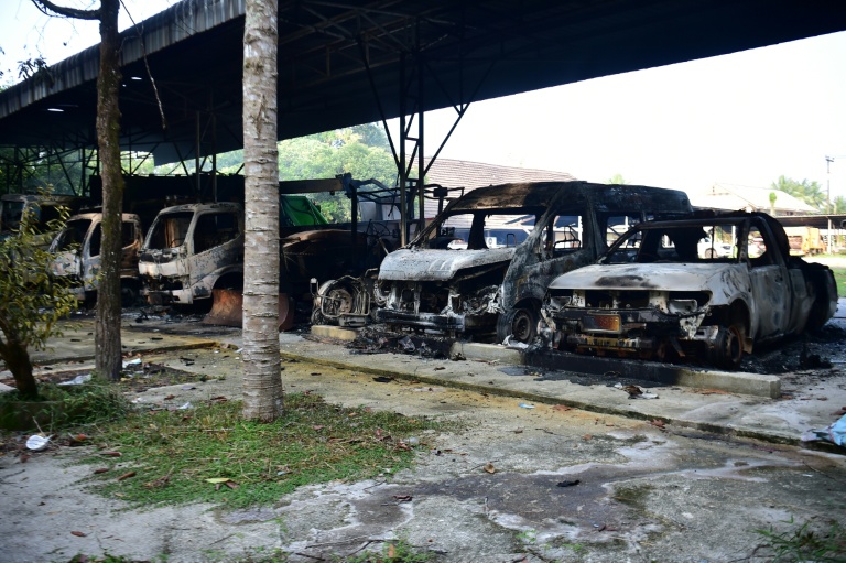 Des véhicules calcinés après une série d'attaques  incendiaires dans la province méridionale thaïlandaise de Narathiwat, le 23 août 2026 
