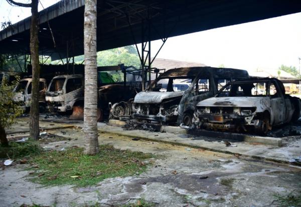 Des véhicules calcinés après une série d'attaques  incendiaires dans la province méridionale thaïlandaise de Narathiwat, le 23 août 2026 