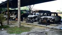 Des véhicules calcinés après une série d'attaques  incendiaires dans la province méridionale thaïlandaise de Narathiwat, le 23 août 2026 