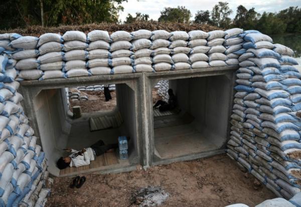 Des civils évacués s'abritent dans un bunker dans la province de Surin en Thaïlande le 11 décembre 2025