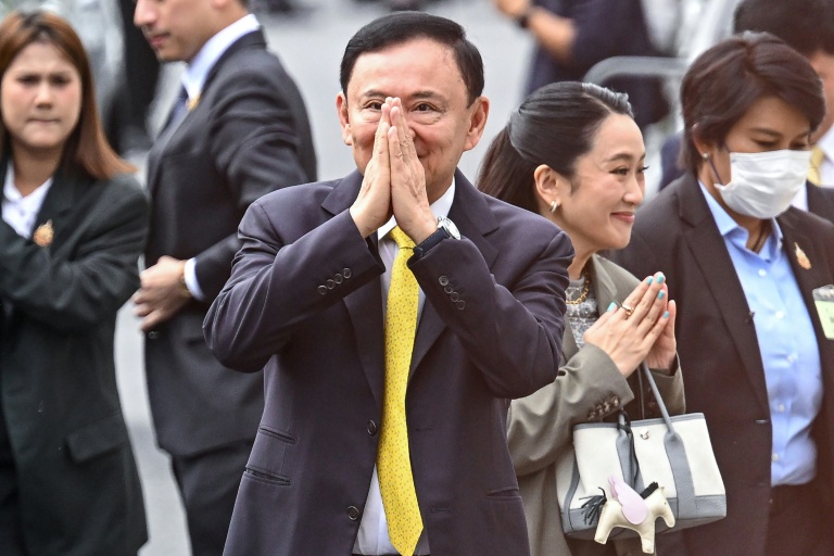 L'ancien Premier ministre thaïlandais Thaksin Shinawatra et sa fille Paetongtarn Shinawatra arrivent à la Cour suprême à Bangkok, le 9 septembre 2025