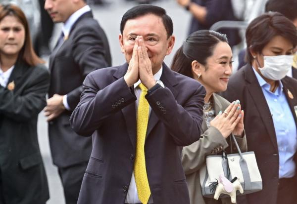 L'ancien Premier ministre thaïlandais Thaksin Shinawatra et sa fille Paetongtarn Shinawatra arrivent à la Cour suprême à Bangkok, le 9 septembre 2025