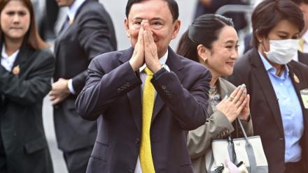 L'ancien Premier ministre thaïlandais Thaksin Shinawatra et sa fille Paetongtarn Shinawatra arrivent à la Cour suprême à Bangkok, le 9 septembre 2025