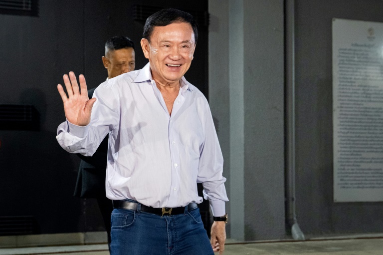 L'ancien Premier ministre et homme d'affaires thaïlandais Thaksin Shinawatra quitte le siège du Parti Pheu Thai à Bangkok, le 29 août 2025