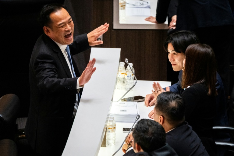 Le chef du parti Bhumjaithai, Anutin Charnvirakul (à gauche), réagit pendant le vote des députés pour désigner un nouveau Premier ministre, qu'il a remporté, au Parlement thaïlandais à Bangkok, le 5 septembre 2025