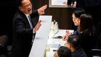 Le chef du parti Bhumjaithai, Anutin Charnvirakul (à gauche), réagit pendant le vote des députés pour désigner un nouveau Premier ministre, qu'il a remporté, au Parlement thaïlandais à Bangkok, le 5 septembre 2025