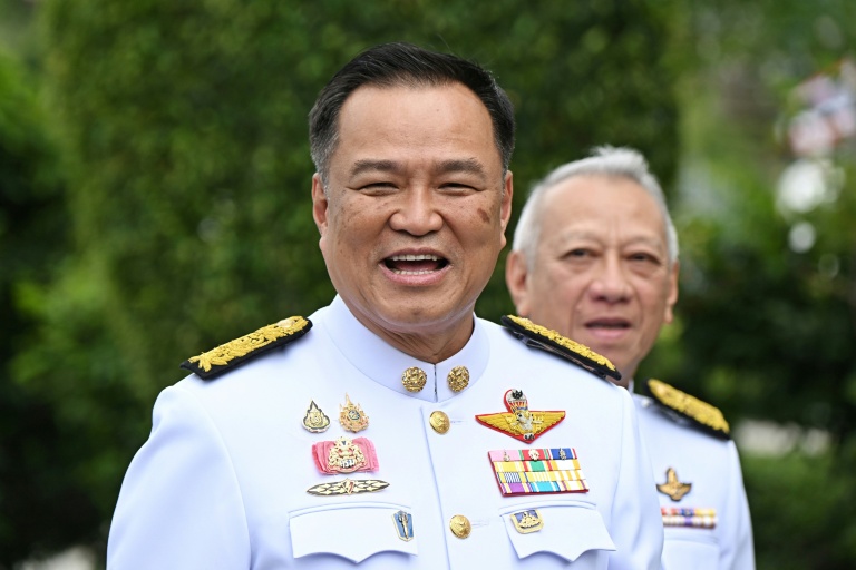 Le chef du parti conservateur Bhumjaithai, Anutin Charnvirakul, arrive au siège du gouvernement à Bangkok, le 6 septembre 2024