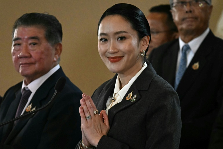 Paetongtarn Shinawatra lors d'une conférence de presse le 29 août 2025 à Bangkok, peu après l'annonce de sa destitution de son poste de Première ministre thaïlandaise