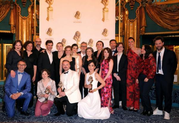 L'équipe de la pièce "Le procès d'une vie" récompensée du Molière du meilleur théâtre privé lors de la 37e cérémonie des Molières, à Paris, le 4 mai 2026
