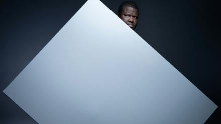 L'auteur canado-haïtien Thélyson Orélien pose à Paris le 8 septembre 2026