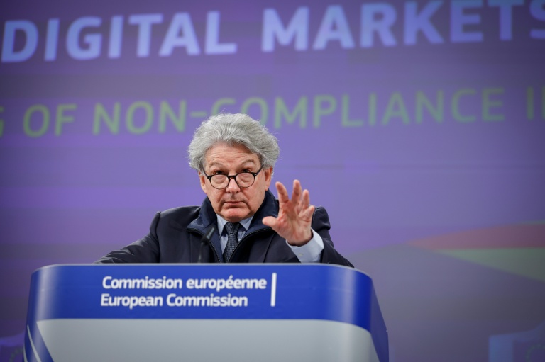 Thierry Breton, alors commissaire européen au marché intérieur, lors d'une conférence de presse sur les enquêtes menées par l'UE sur Apple, Google et Meta en vertu de la nouvelle loi numérique, le 25 mars 2024 à Bruxelles