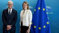 Tim Cook, président du conseil d'administration d'Apple, etla présidente du Parlement européen Roberta Metsola à Strasbourg le 6 octobre 2026