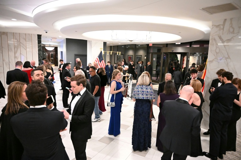 Des journalistes dans le hall de l'hôtel Hilton de Washington après qu'un homme armé a tenté de forcer l'entrée du dîner des correspondants de la Maison Blanche auquel assistait le président américain Donald Trump, le 25 avril 2026 
