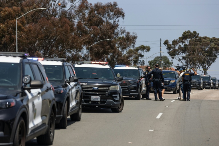 Des voitures de police près d'une mosquée de San Diego en Californie, le 18 mai 2026