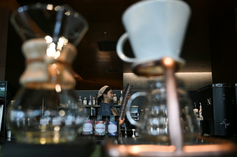 Une employée dans un café Starbucks à Séoul, le 19 mai 2026 en Corée du Sud