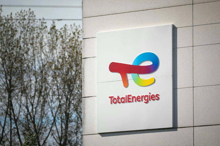 Logo de TotalEnergies, sur la raffinerie de Gonfreville-l'Orcher, près du Havre, en Seine-Maritime, le 5 octobre 2022.