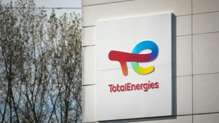 Logo de TotalEnergies, sur la raffinerie de Gonfreville-l'Orcher, près du Havre, en Seine-Maritime, le 5 octobre 2022.