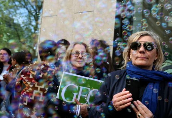 Des salariés du groupe Prisma, principal éditeur de magazines en France, lors d'une manifestation contre le Plan de protection de l'emploi (PSE) devant un bâtiment du groupe à Paris, le 16 avril 2026