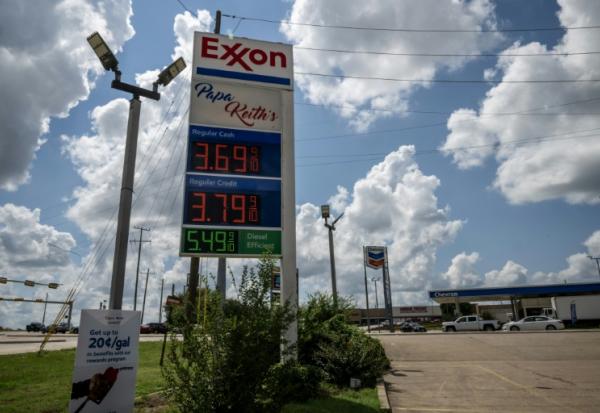 Les prix des carburants affichés dans une station-service Exxon à Huntsville, le 8 septembre 2026 au Texas