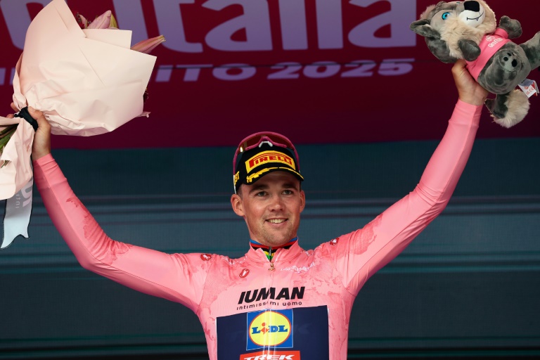 Vainqueur de la 3e étape, le Danois Mads Pedersen retrouve le maillot rose de leader du Tour d'Italie le 11 mai 2025 à Vlore, en Albanie.