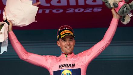 Vainqueur de la 3e étape, le Danois Mads Pedersen retrouve le maillot rose de leader du Tour d'Italie le 11 mai 2025 à Vlore, en Albanie.