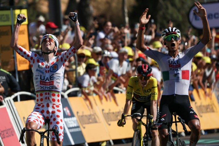 Isaac Del Toro (D) et son leader Tadej Pogacar (G) célèbrent la victoire du Mexicain à l'arrivée de la 2e étape du Tour de France, le 5 juillet 2026 à Barcelone