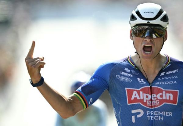 Le Néerlandais Mathieu van der Poel, petit-fils de Raymond Poulidor, s'impose lors de la 9e étape du Tour de France, le 12 juillet 2026 à Ussel