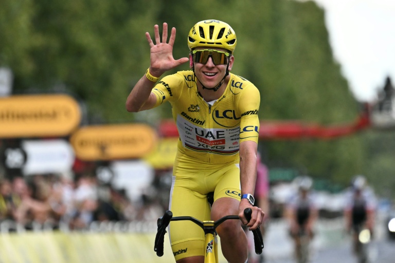 Tadej Pogacar célèbre son cinquième sacre au Tour de France à l'arrivée de la 21e et dernière étape du Tour de France sur les Champs-Élysées à Paris le 26 juillet 2026