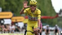 Tadej Pogacar célèbre son cinquième sacre au Tour de France à l'arrivée de la 21e et dernière étape du Tour de France sur les Champs-Élysées à Paris le 26 juillet 2026