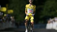 Le maillot jaune Tadej Pogacar franchit en vainqueur la ligne d'arrivée de la 10e étape du Tour de France, au Lioran, le 14 juillet 2026