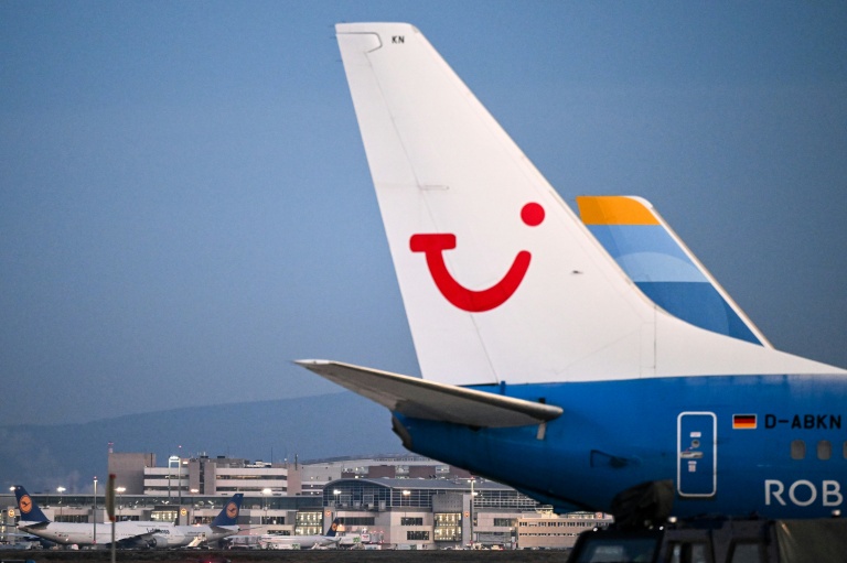 le logo du groupe TUI sur un de ses avions, Francfort le 16 décembre 2025
