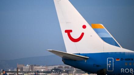 le logo du groupe TUI sur un de ses avions, Francfort le 16 décembre 2025