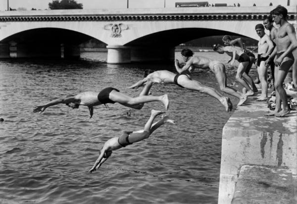 Plusieurs personnes plongent dans la Seine près du Pont d'Iéna à Paris en juin 1946 à l'occasion d'une vague de chaleur 
