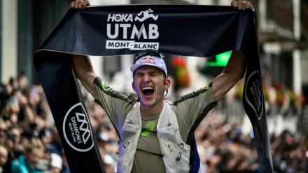 Le Britannique Tom Evans célèbre sa victoire au terme de l'UTMB, à Chamonix, le 30 août 2025