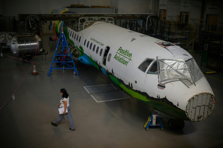 Cette photographie montre un avion ATR FF76 de Positive Aviation stationné pour des recherches dans l'atelier de l'entreprise à Blagnac, dans le sud-ouest de la France, le 21 juillet 2022