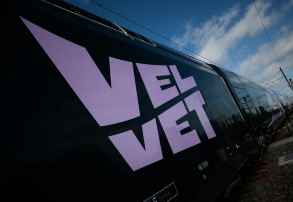 Le logo de Velvet sur un train à grande vitesse à deux étages Avelia Horizon  à l'usine Alstom d'Aytré, près de La Rochelle, le 16 avril 2026