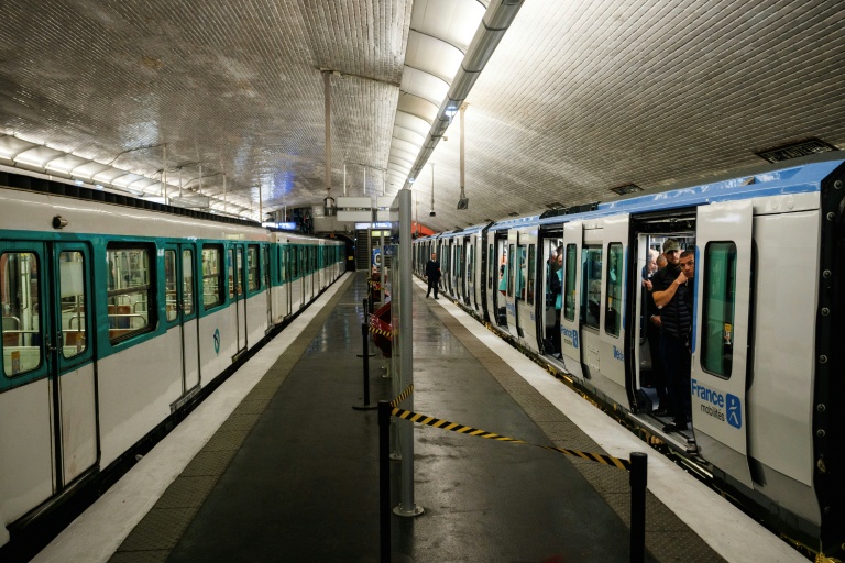 Le vieux metro MF67 (g) sur la ligne 10 de la RATP, et le nouveau métro MF19 appelé à le remplacer, le jour de son inauguration, le 16 octobre 2025 à Paris
