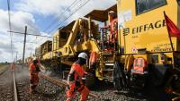 Un train-usine transporte des sections de voie (rails et traverses) lors de la rénovation de la ligne interurbaine POLT (Paris-Orléans-Limoges-Toulouse) près d'Artenay, le 16 septembre 2025 dans le Loiret