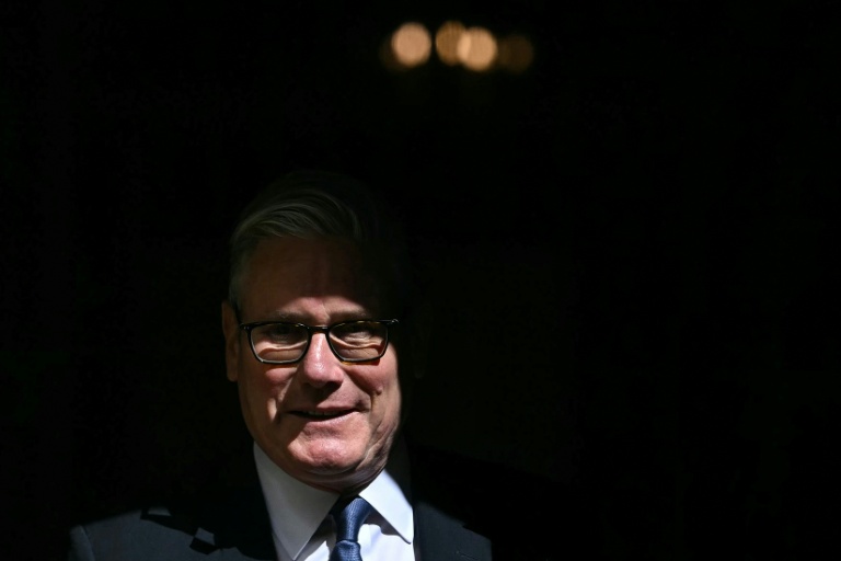 Le Premier ministre britannique Keir Starmer quitte le 10 Downing Street, dans le centre de Londres, le 22 avril 2026