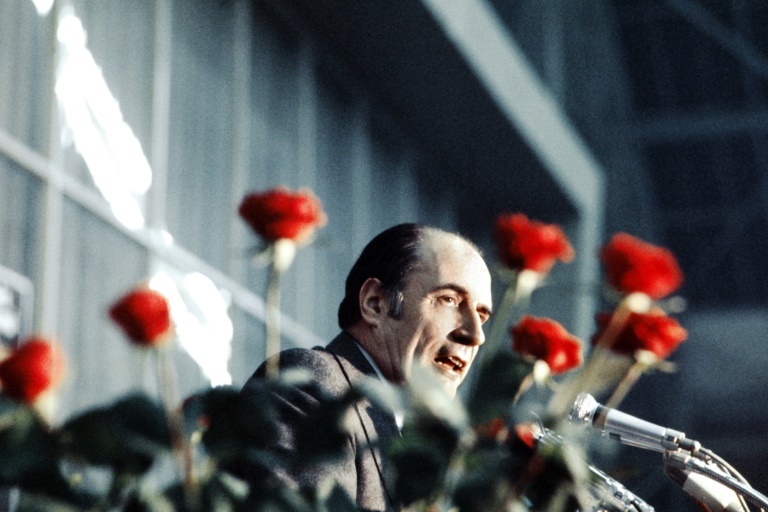 François Mitterrand prononce un discours durant la campagne pour l'élection présidentielle de 1974 à Dijon (Côte d'Or) le 26 avril
