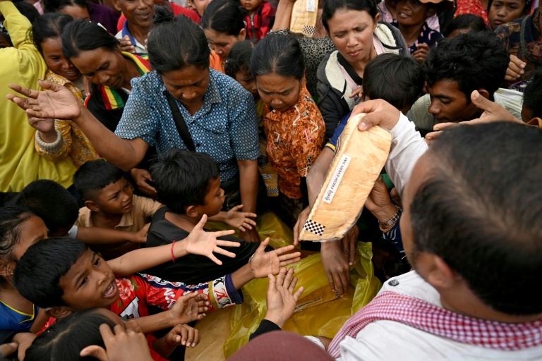 Distribution d'aide dans un camp de déplacés de la province de Siem Reap au Cambodge, le 10 décembre 2025