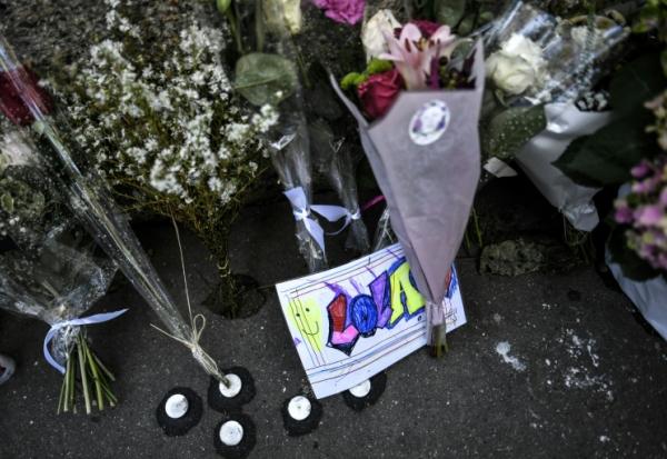 Des fleurs et des cartes déposées devant l'immeuble où résidait Lola, le 20 octobre 2022, à Paris