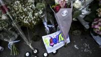 Des fleurs et des cartes déposées devant l'immeuble où résidait Lola, le 20 octobre 2022, à Paris