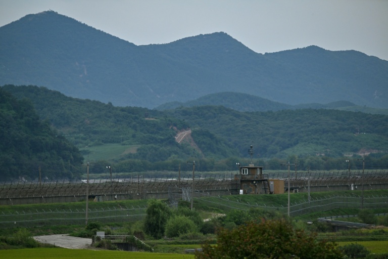 Un poste d'observation sud-coréen face au côté nord-coréen de la zone démilitarisée (ZDM) séparant les deux Corées, vu depuis Paju, le 12 septembre 2026