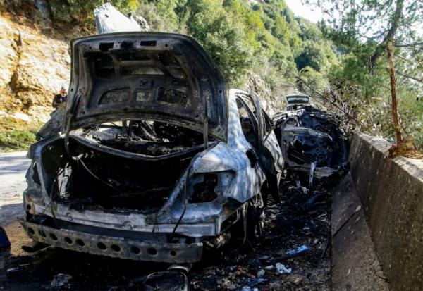 Un véhicule détruit, utilisé par une équipe de journalistes tués dans une frappe israélienne, au bord d'une route menant à Jezzine, dans le sud du Liban, le 28 mars 2026