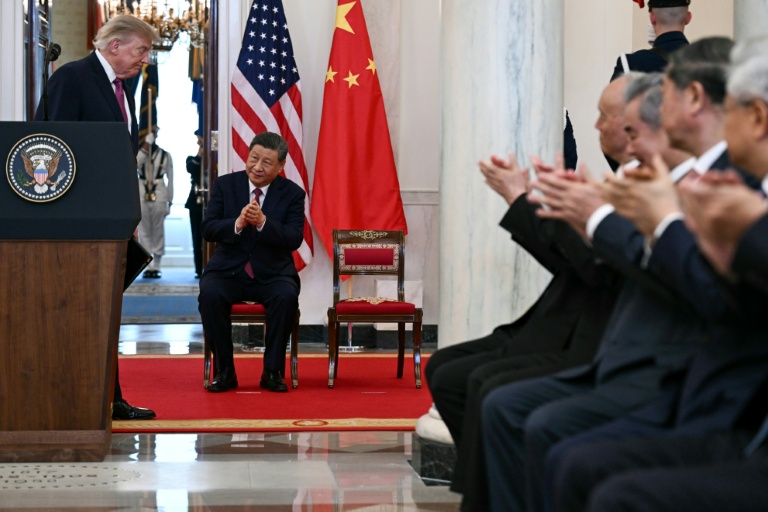 Le président chinois Xi Jinping et sa délégation (droite) applaudissent le discours de son homologue américain Donald Trump à la Maison blanche à Washington le 24 septembre 2026